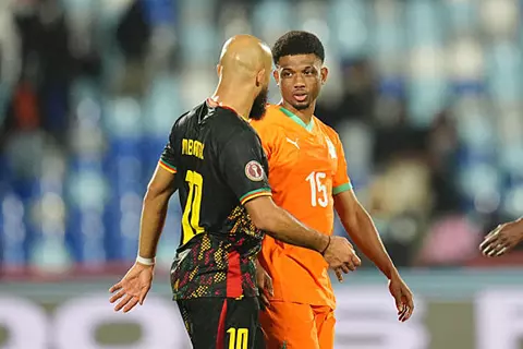 ديالو ومبيومو وجها لوجه.. ماذا قدم ثنائي مانشستر يونايتد في كلاسيكو أمم أفريقيا؟